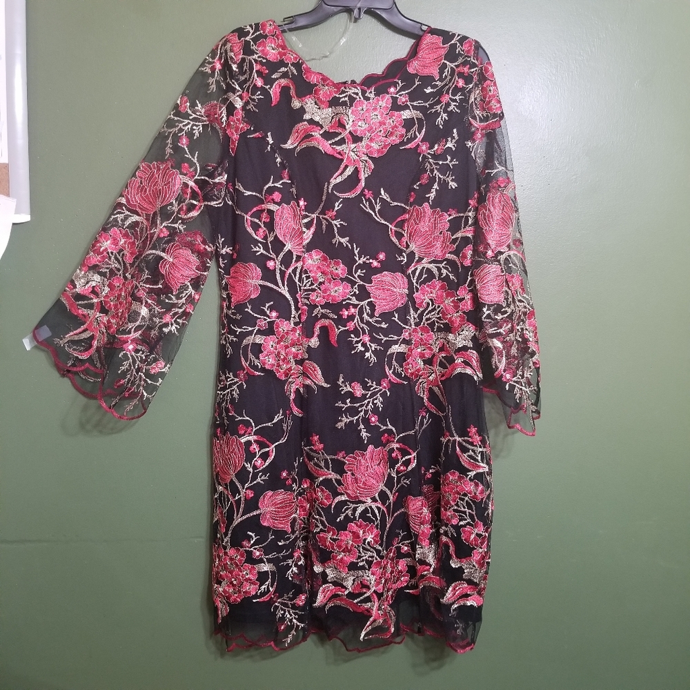 REBA NWT lacy scalloped hem bell sleeves knee-length party dress